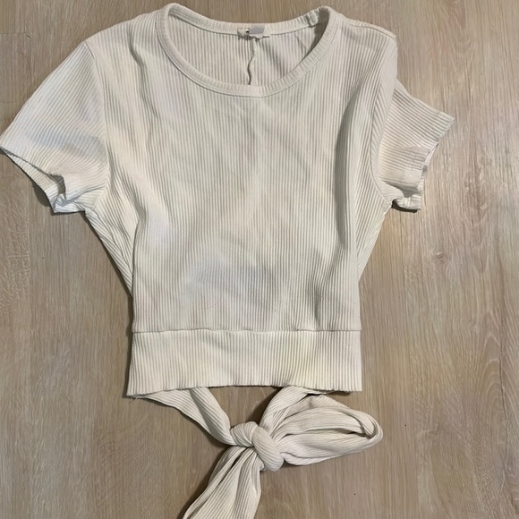 White crop top from Garage size small - Picture 1 of 2